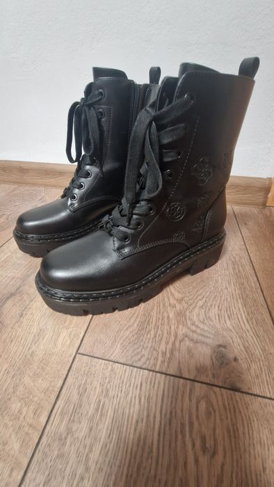 Боти с релефно лого Guess