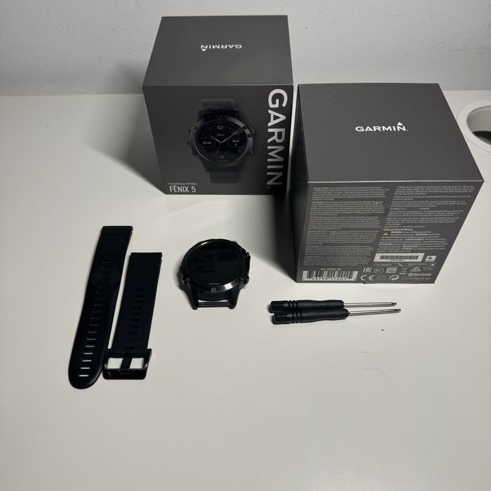 Garmin Fenix 5 •