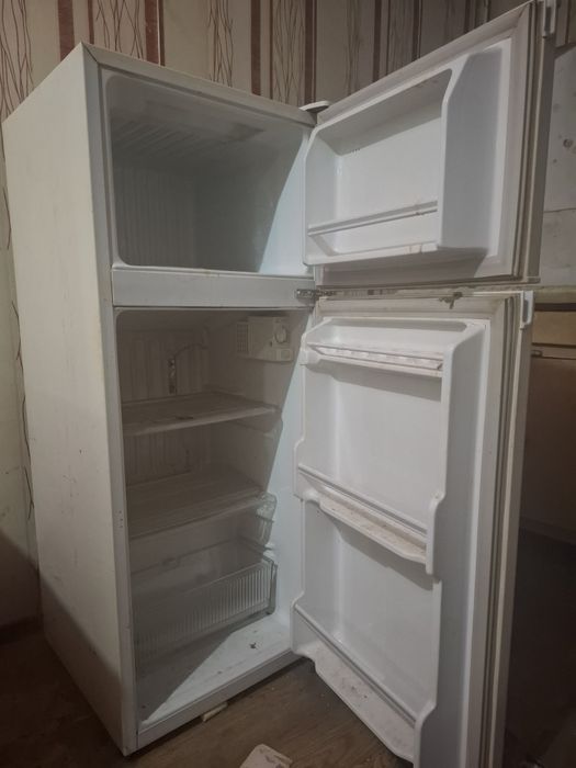 Холодильник мини, приблизительно 1 метр. В хорошем состоянии.