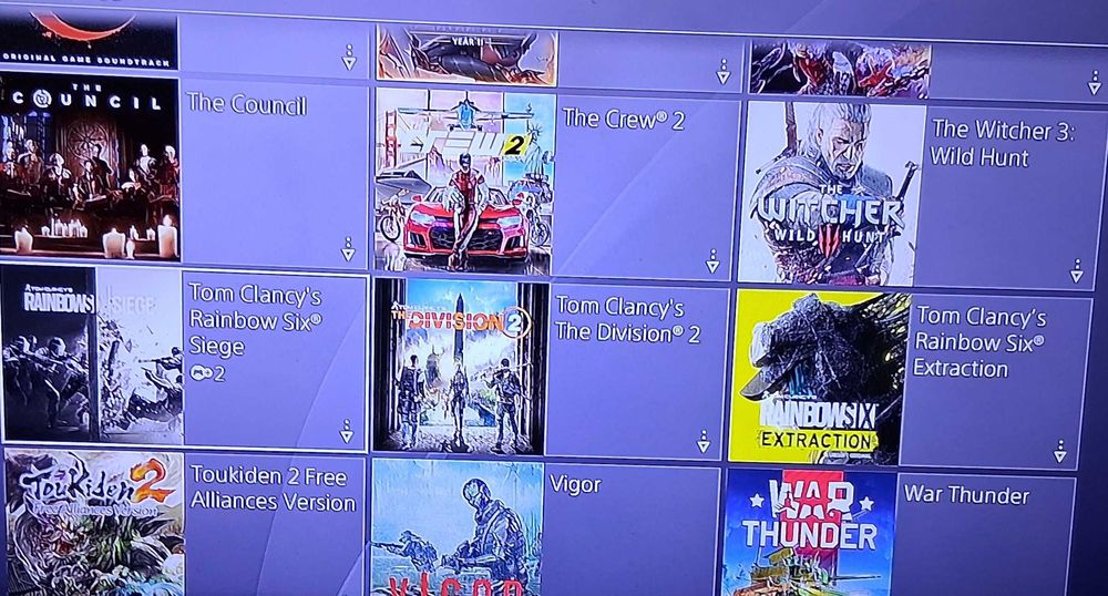 Продавам PS4 500GB + акаунт с 81 игри 400 лв.