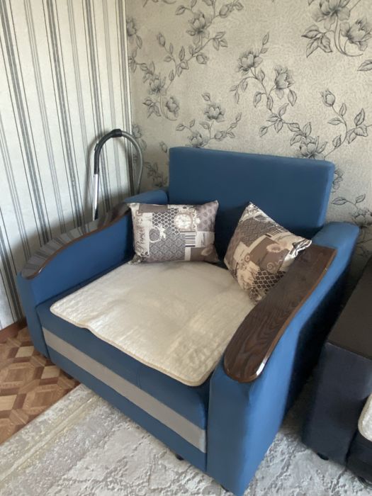 Диванчик синий почти новый