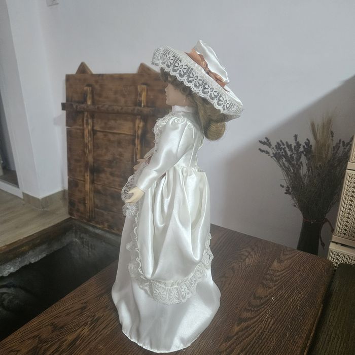 Vând 2 păpuși de portelan