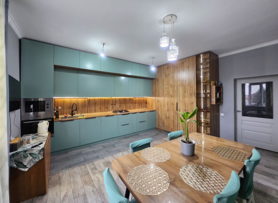Дом 6 комнатный, 220 кв