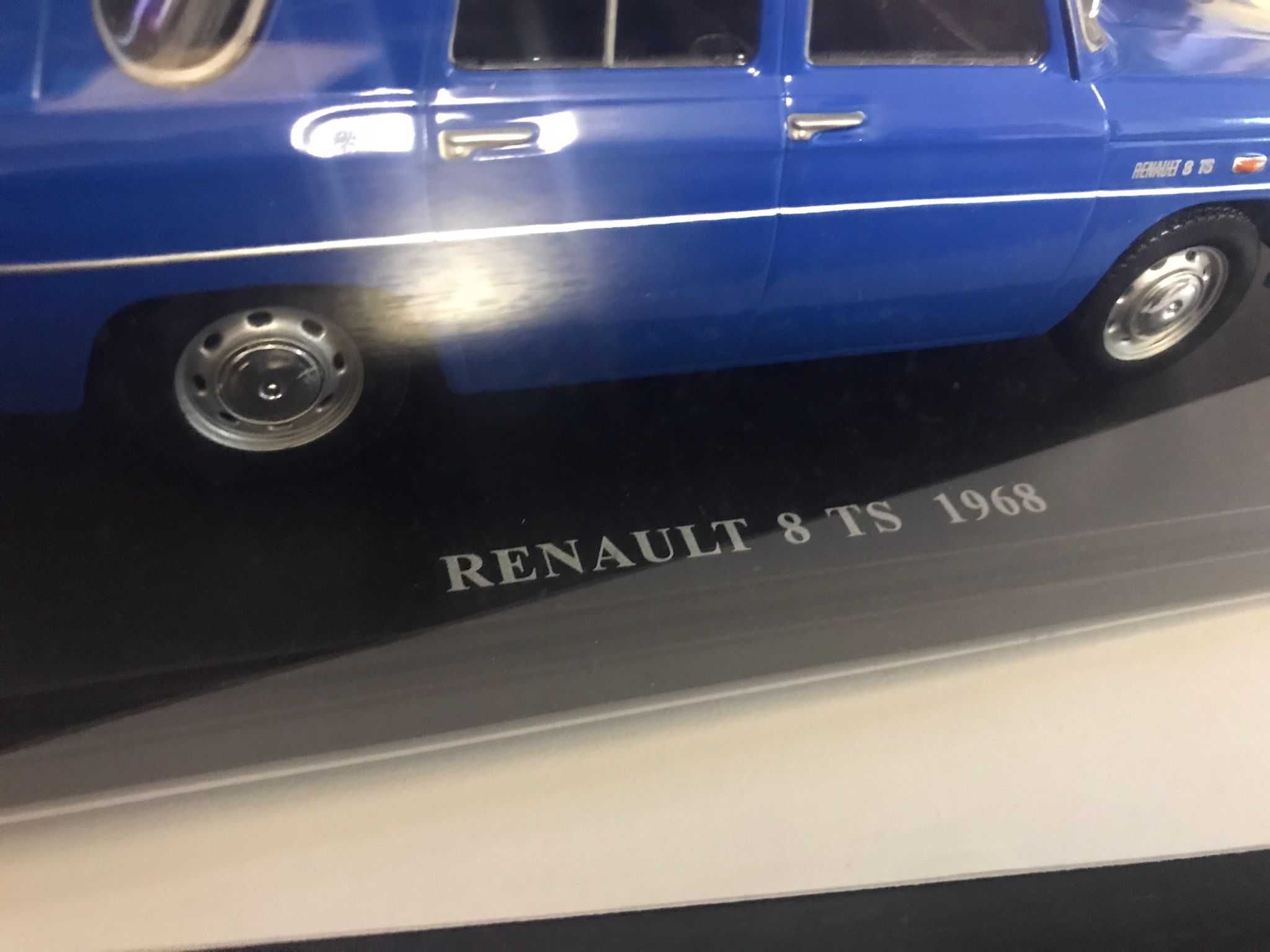 Macheta Renault 8 TS 1968 scara 1/24