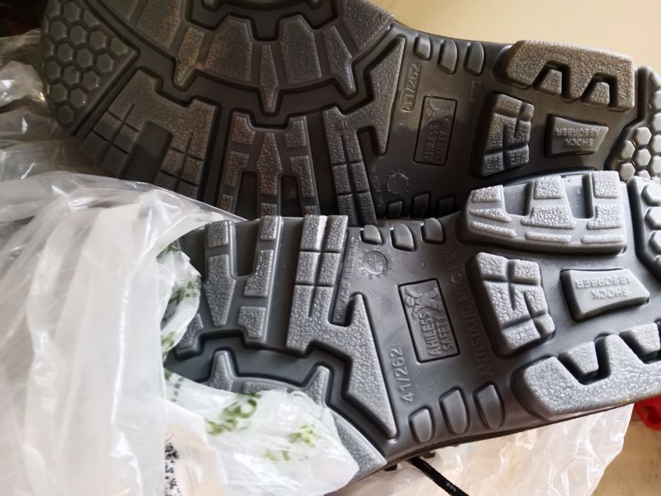 Продам спец ботинки.