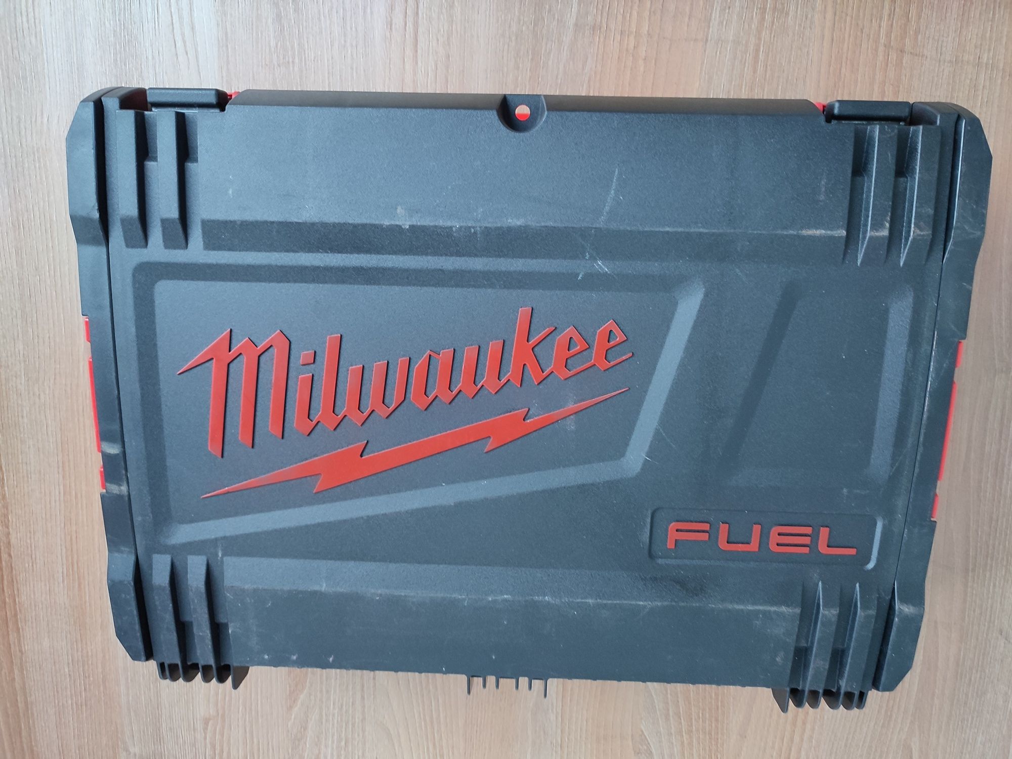 Milwaukee autofiletanta cu percuție pe acumulator de 18 V