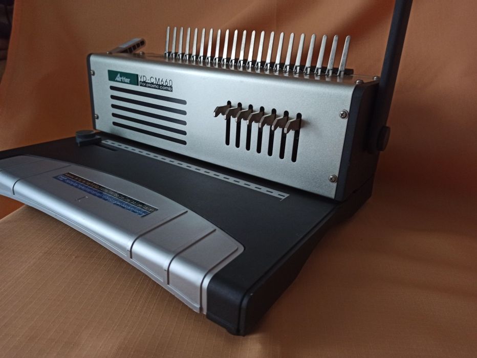 Aparat profesional ARTTER de perforat & indosariat cu șină din plastic