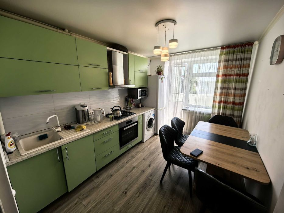 Продается 3-ех комнатная квартира в 18-ом микрорайоне.