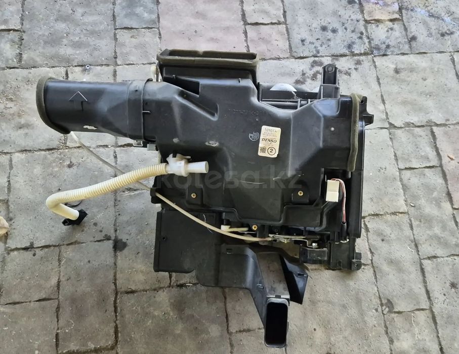 На Toyota Sequoia — Печка в сборе.