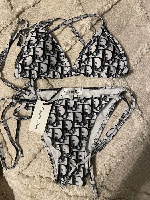 Бански от две части и цели бански на Beneton