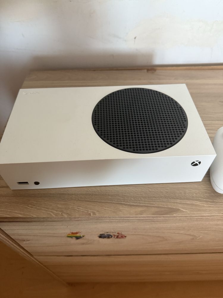Продавам Xbox Series S 512 gb на няколко месеца