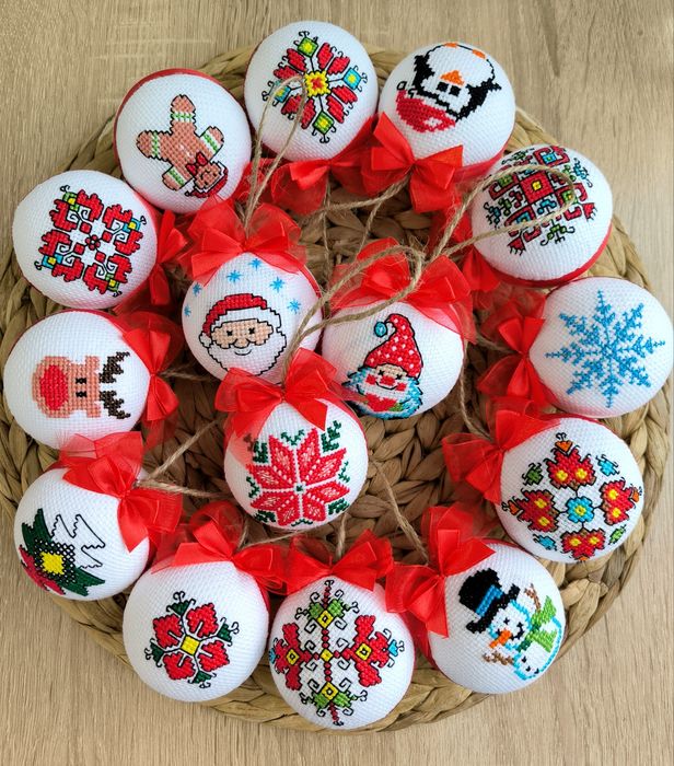 Играчки за елха с ръчна бродерия