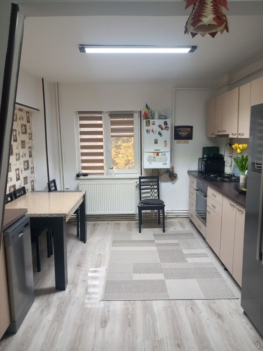 Apartament cu doua camere  zona foarte bună