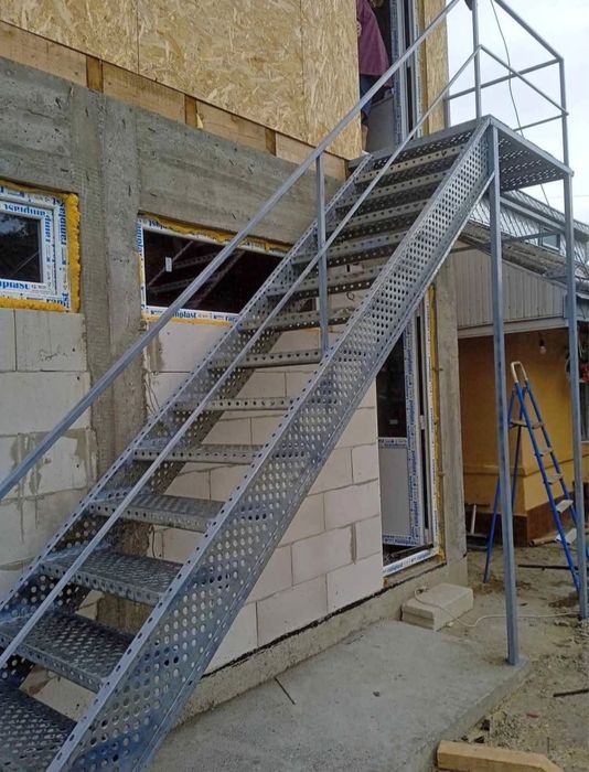 Scări metalice zincate
