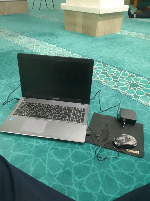 Ноутбук ASUS в хорошем состоянии, только поменять экран