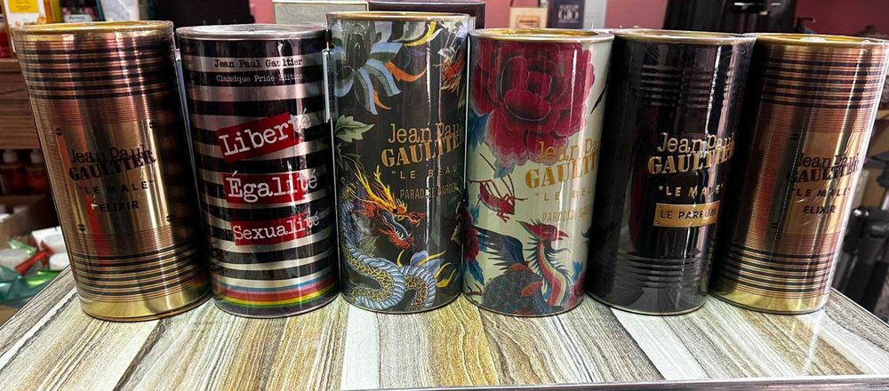 Продават се мъжки и женски парфюми