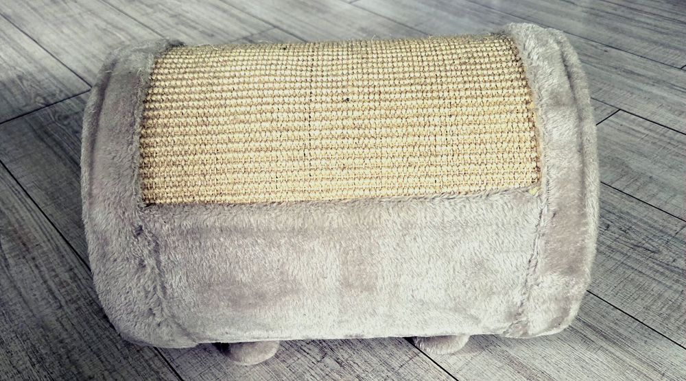 Домик для котёнка с коктеточкой, игрушкой и двумя подушечками.