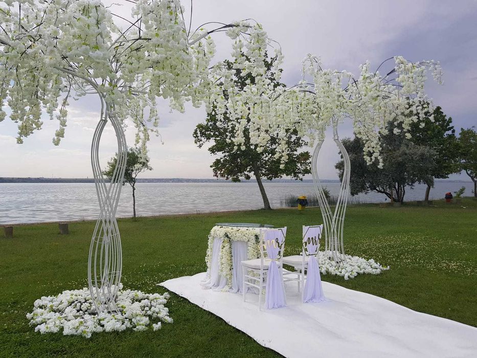 Inchiriem pentru Evenimente:Aranjamente Florale,Decoratiuni ,Accesorii