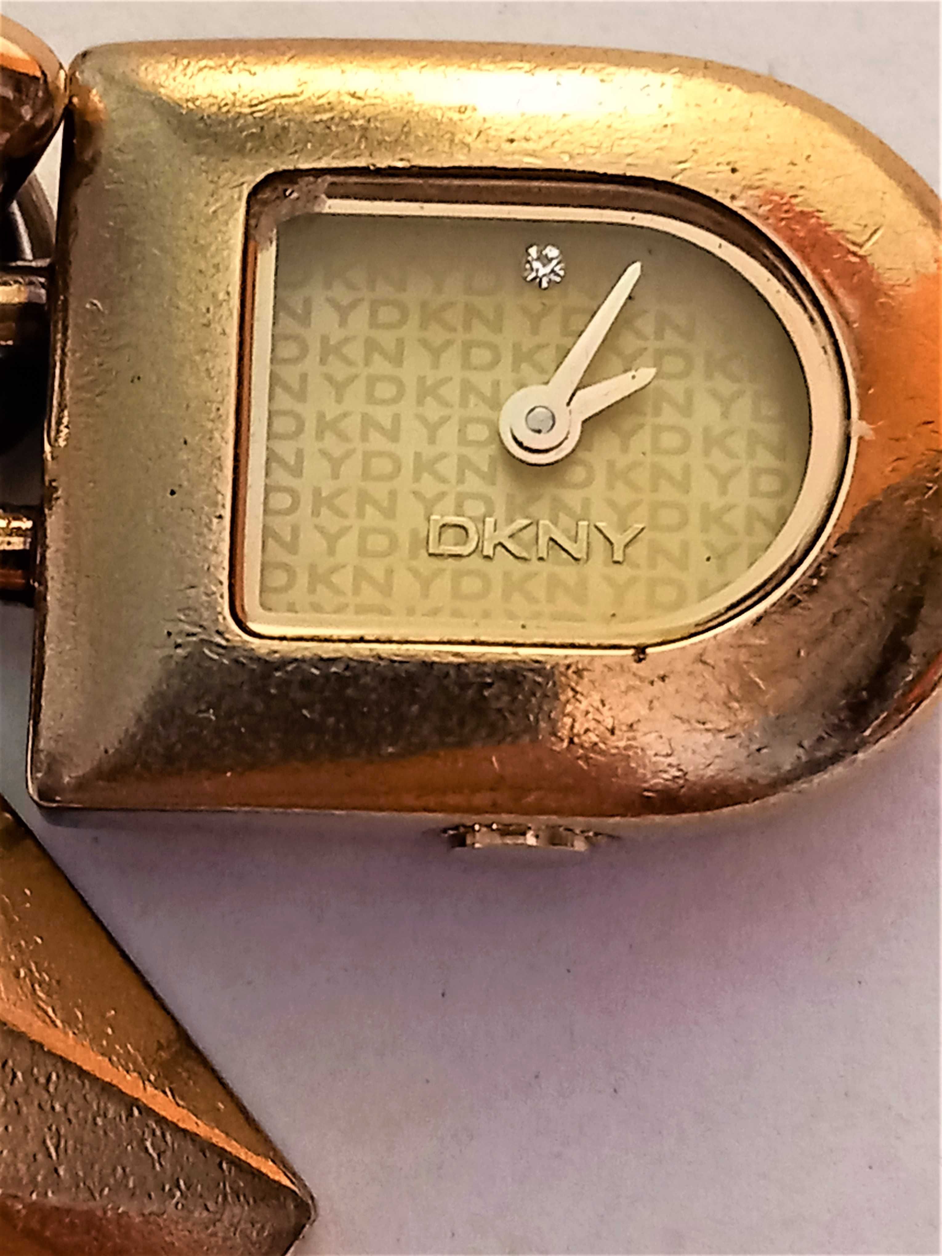 ceas DKNY de dama din otel placat cu AUR