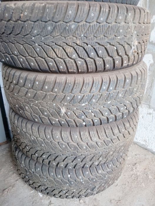 Зимние покрышки 215/65/16