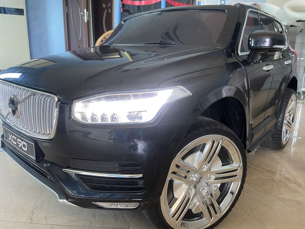Акумулаторен джип Volvo XC90 с родителски контрол - детска кола