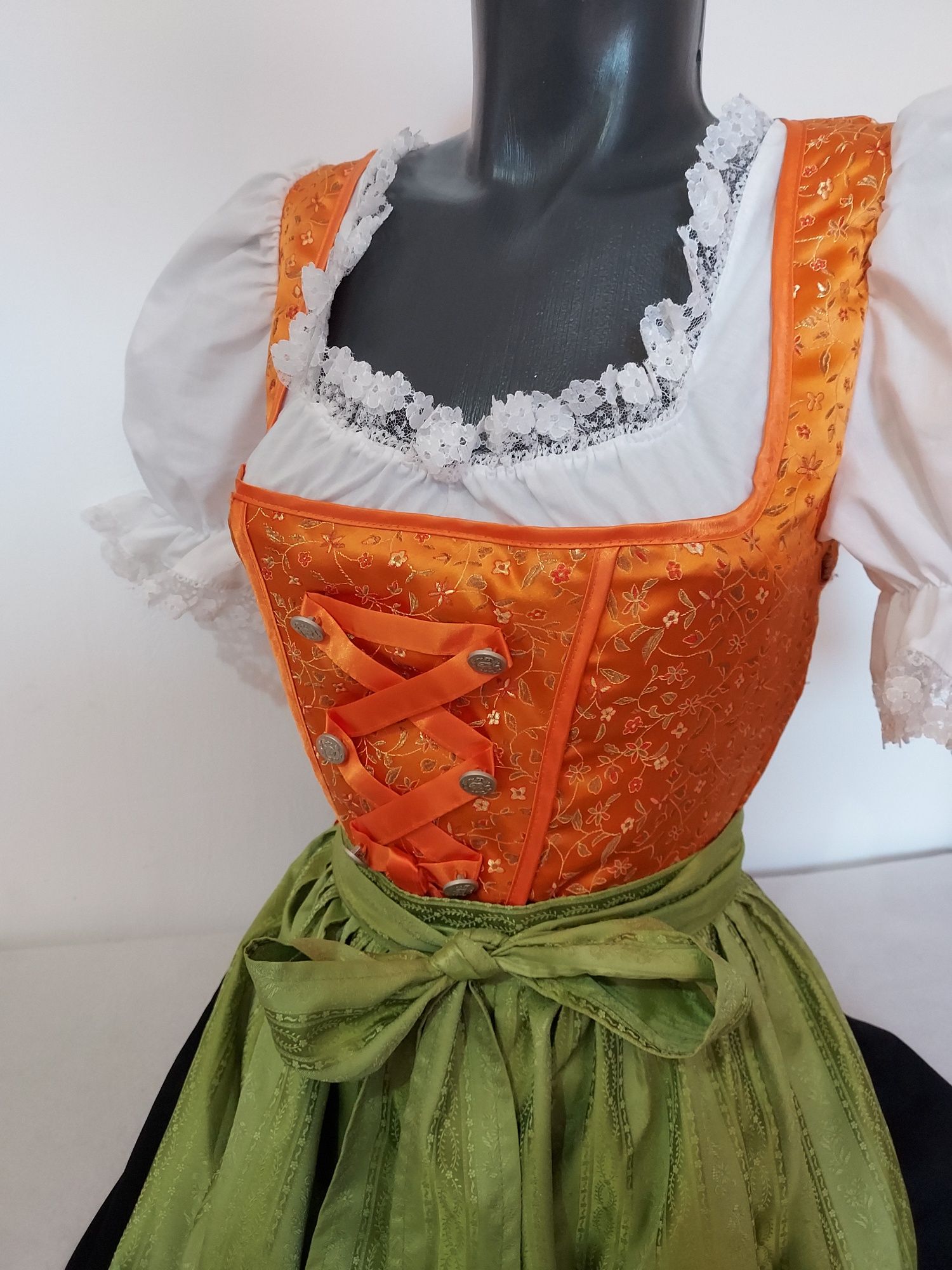 Dirndl marime 38 bavareza tiroleza Oktoberfest