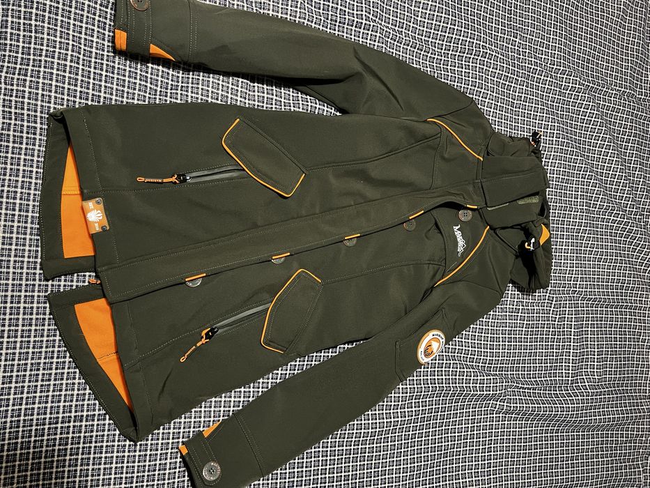 Продавам зимно вятъроустойчиво и водоустойчиво дамско яке Marikoo.