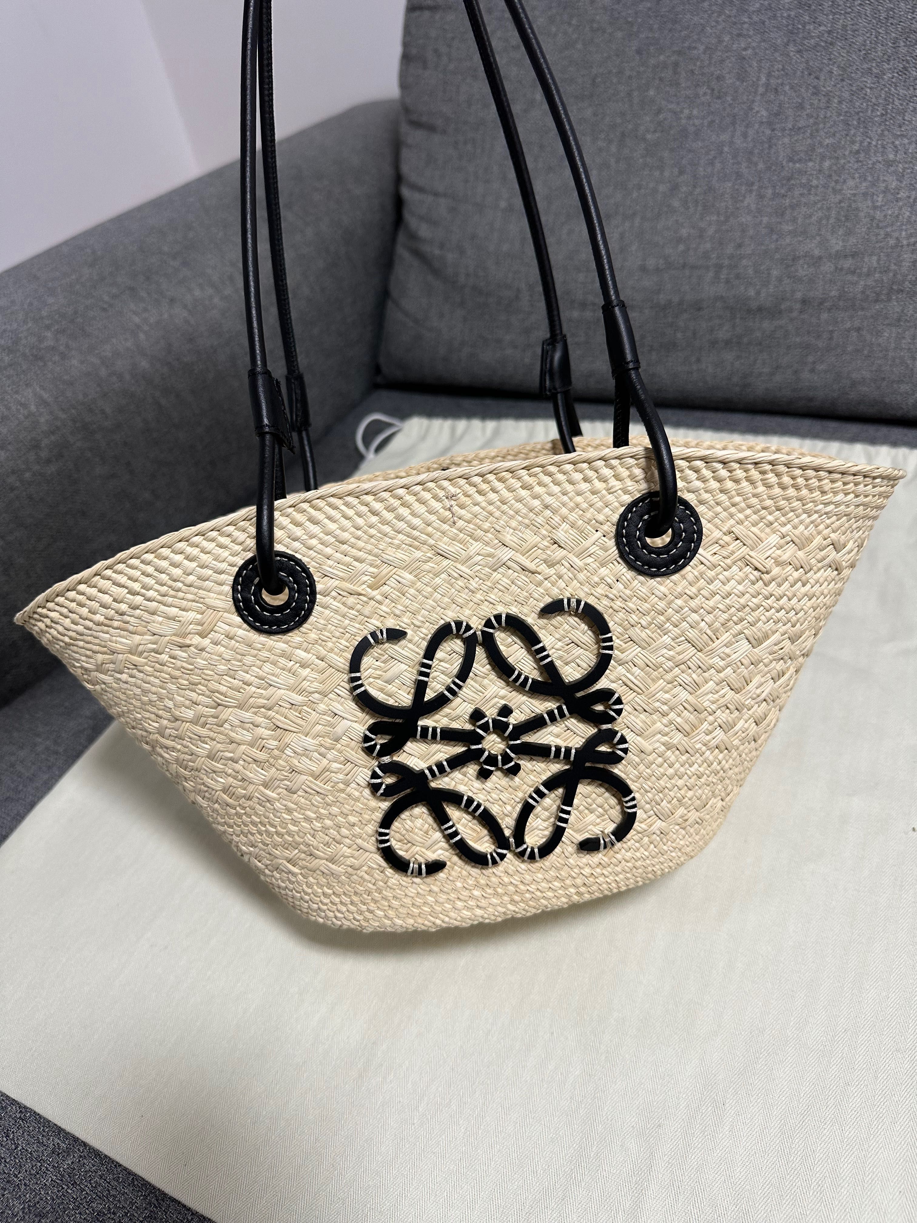 Loewe Small Anagram Basket чанта