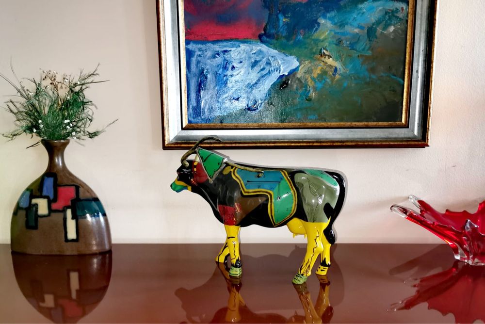 Парад на кравите CowParade Салвадор Каули крава арт фигура акрил колаж