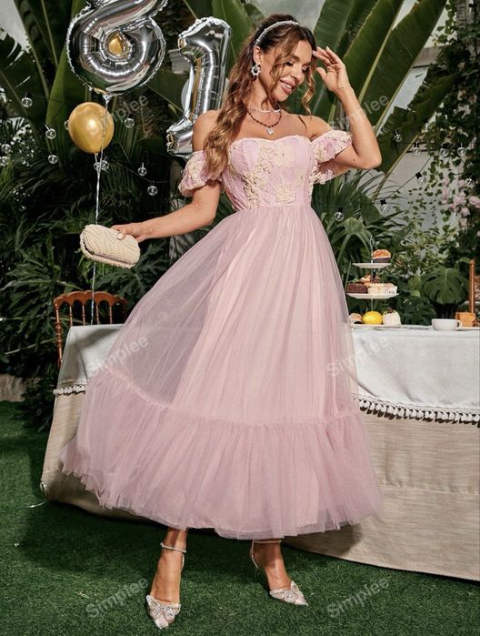 Светло розова миди рокля, с дантела и тюл