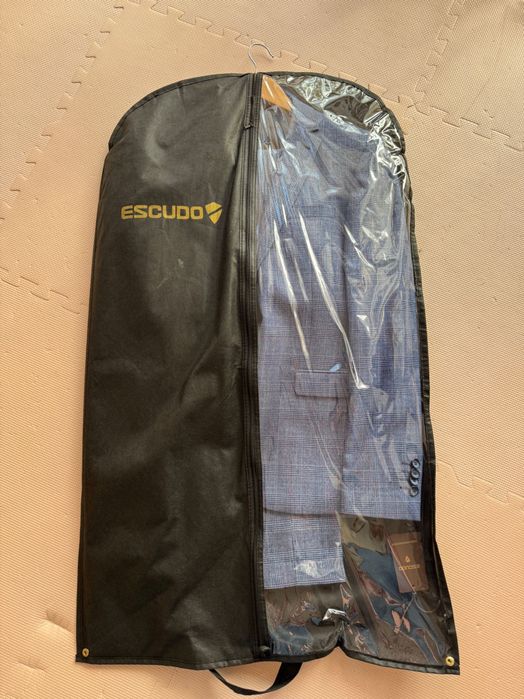 Vând costum Escudo