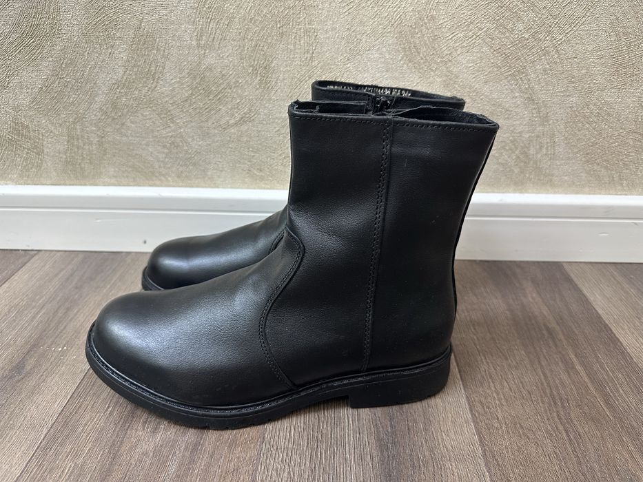 Продам зимние сапожки,берцы и туфли новые.