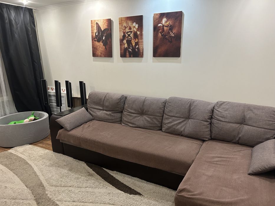 Продается мебилированная трехкомнатная квартира