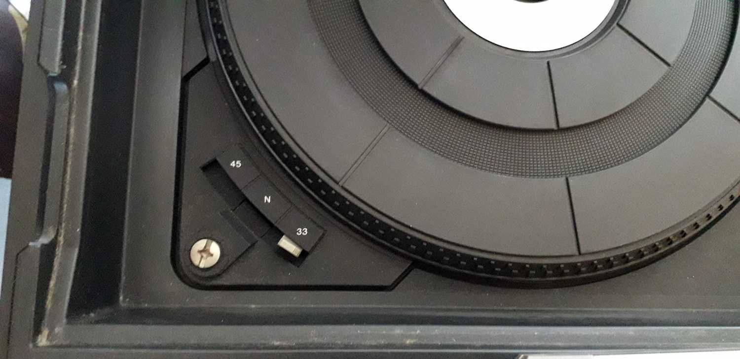 Музикален шкаф TEC MUSIC-CENTER TR 401RC