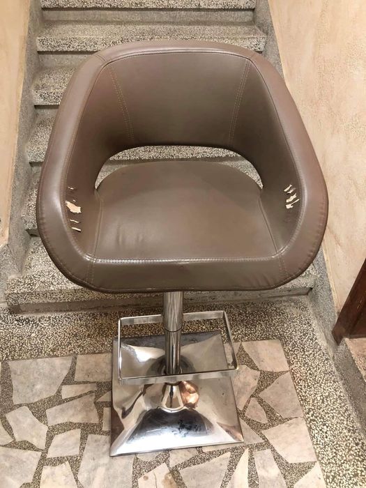 Бар стол с наранена еко кожа. В наличност един брой