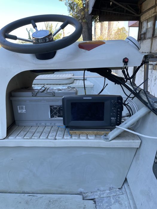 Продавам лодка marine с двигател сонар и колесар