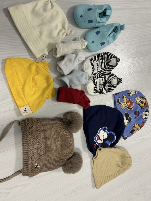 Lot bebe 0/6 luni caciuli si incaltari bebe