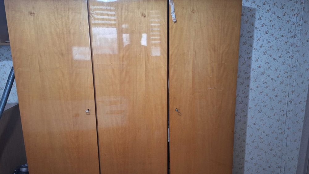 Запазен гардероб (170х165х60) и ракла (80х80х55)