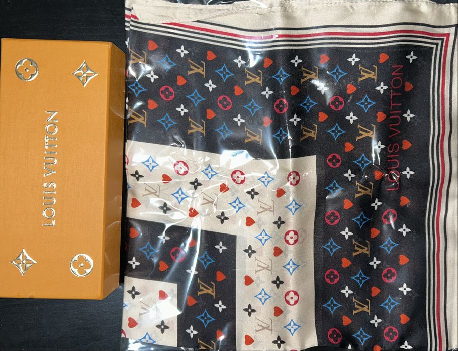 Esarfa Louis Vuitton model 2026, 70×70cm