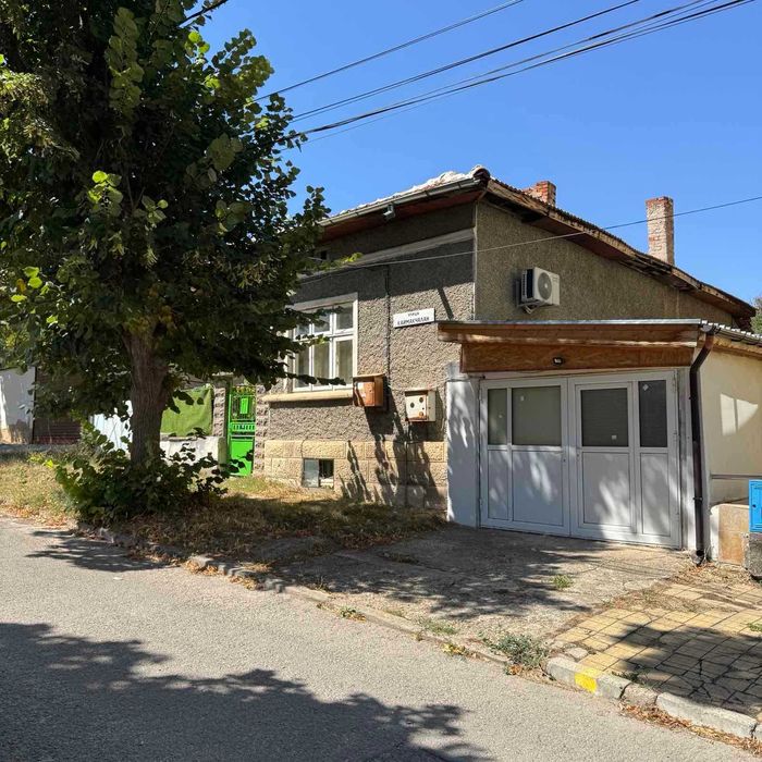 Продаваме къща 100 кв.м. с двор 450 кв.м. в гр. Разград ж.к. Орел