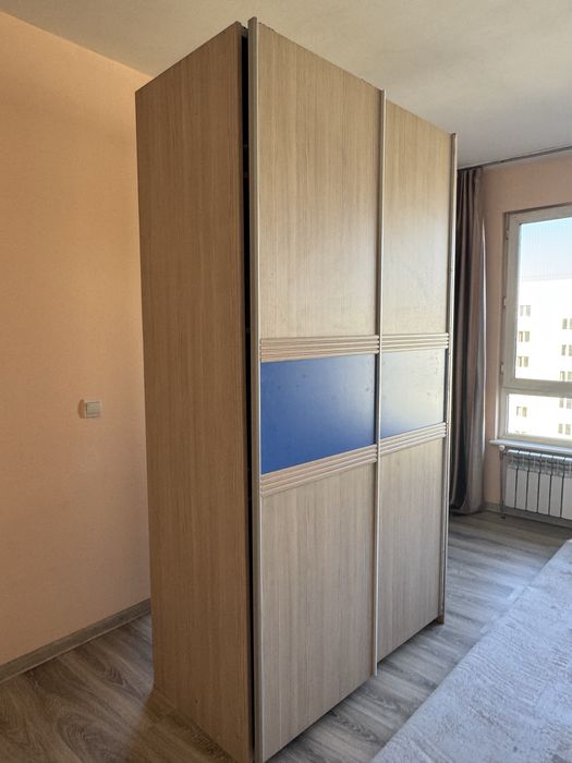 Шкаф сатылады. 5 полка, киім ілетін отедельно  жері бар. Үлкен,кең   ш
