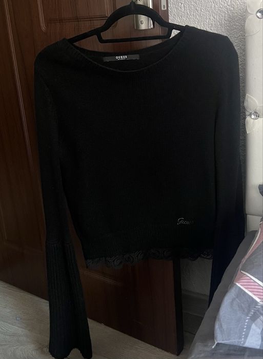 Вълнен пуловер на марката Guess