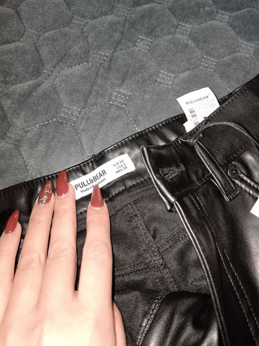 Vând pantaloni pullbear noi