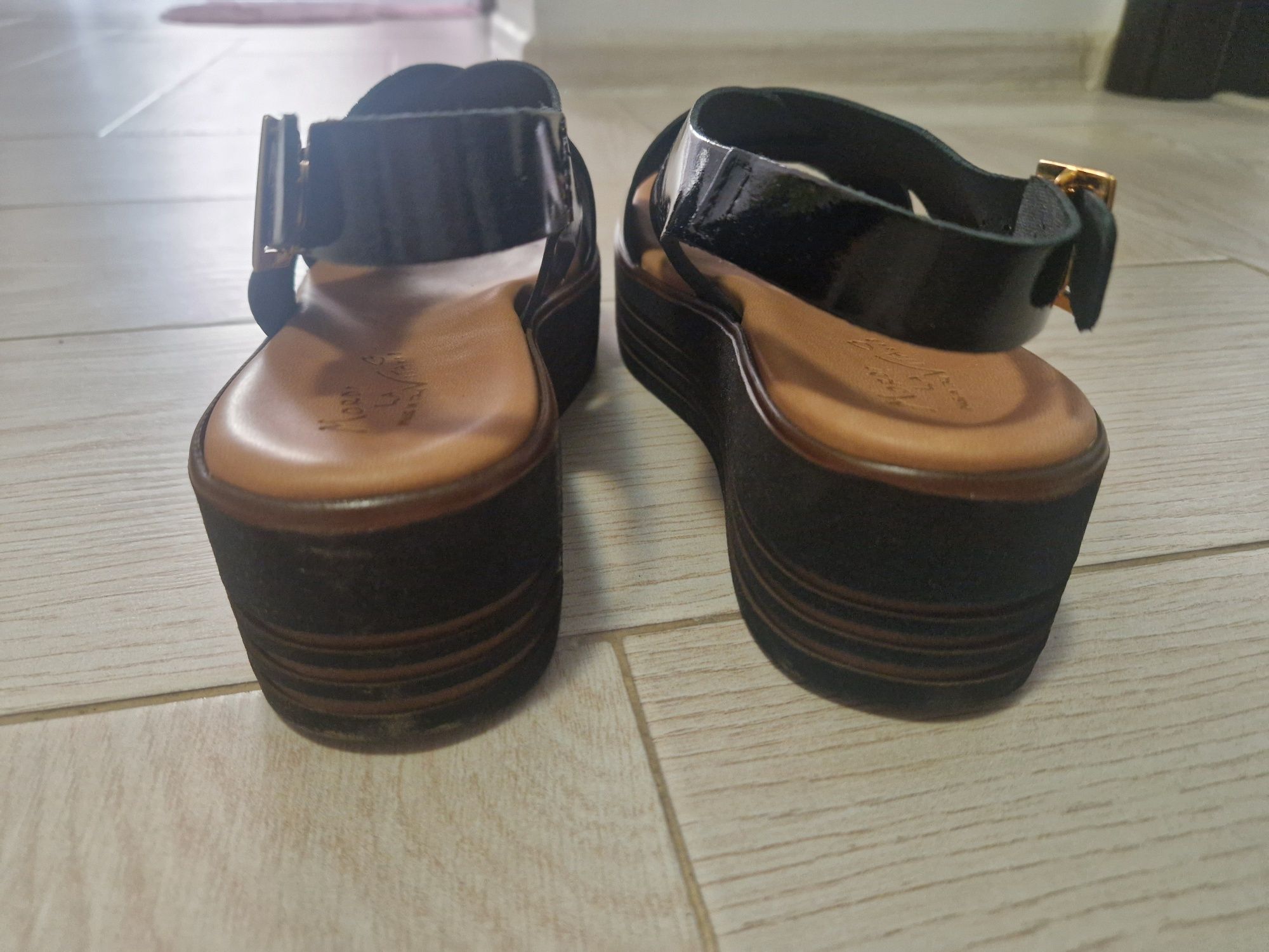 Sandale din piele lacuita, marimea 38, noi
