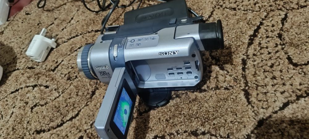 Vând Sony DCR-TRV238E PAL - Camcorder Digital8 + Accesorii