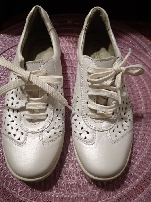 Бели обувки номер 38