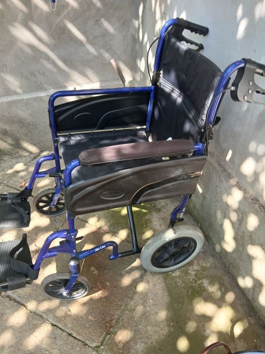 Scaun cu rotile pentru persoane cu dizabilitati