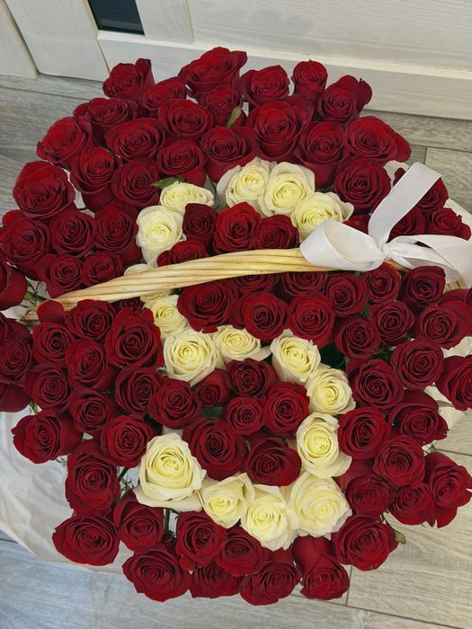 Букет в корзине с буквой “S” 101 роза