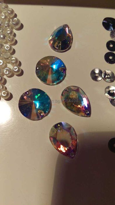 Мъниста, пайети, кристали и друго за ръкоделие