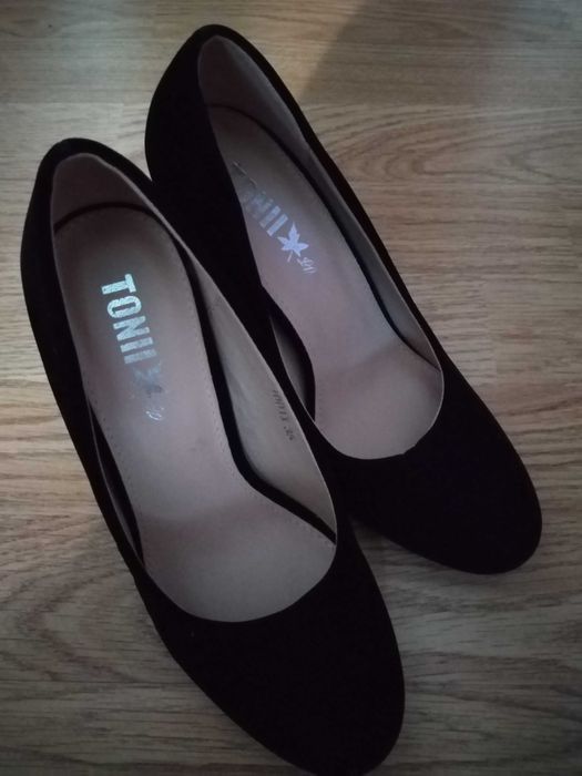 Vând pantofi cu toc marimea 35